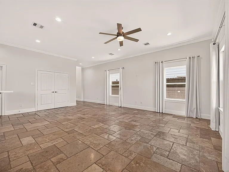 2211 Silverbonnet St — Photo 8
