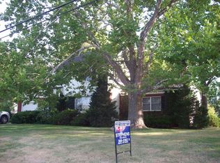 804 Sunset Dr, Macon, MO 63552
