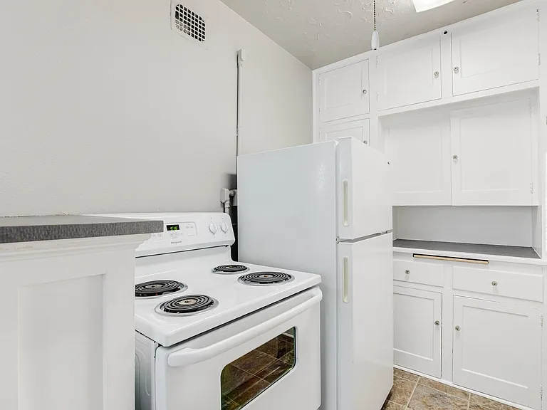 Frances Apts — Photo 13