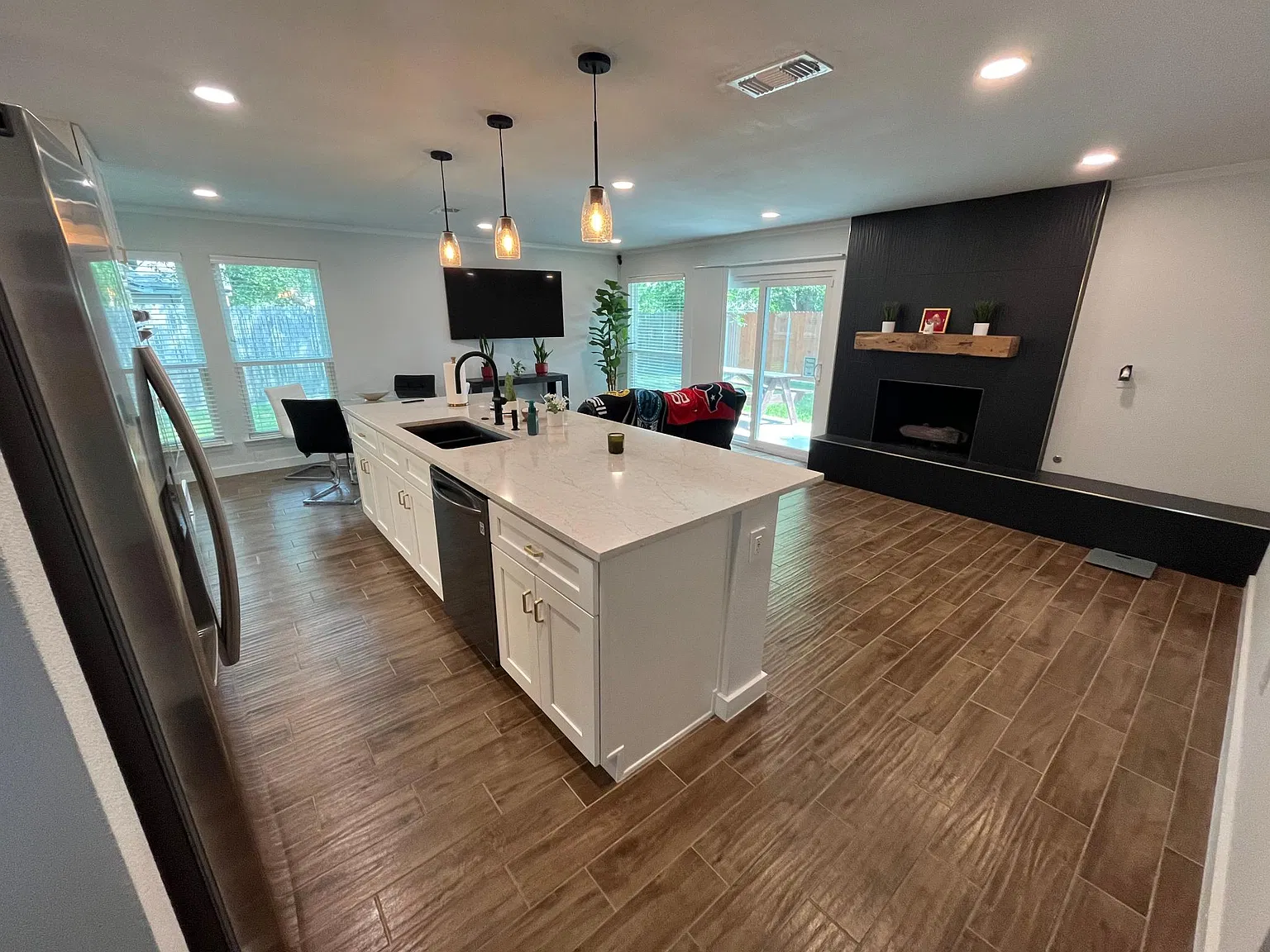 3 bed, 1207 sqft, $2,200 — Photo 2