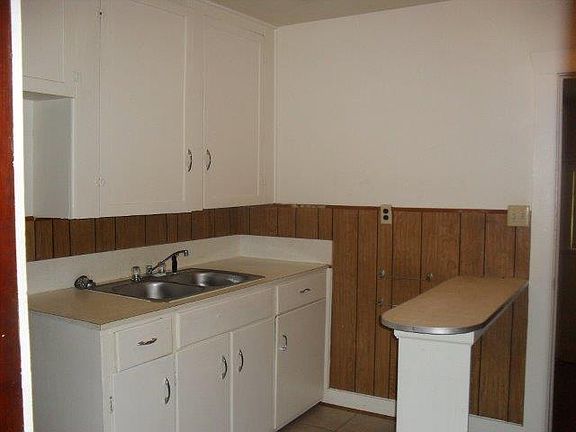 3rd image of 1107 N B St