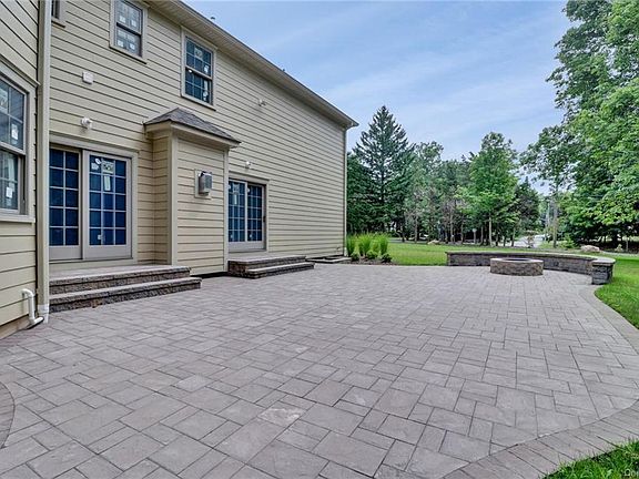 4th image of 13 Stone Meadow Ln