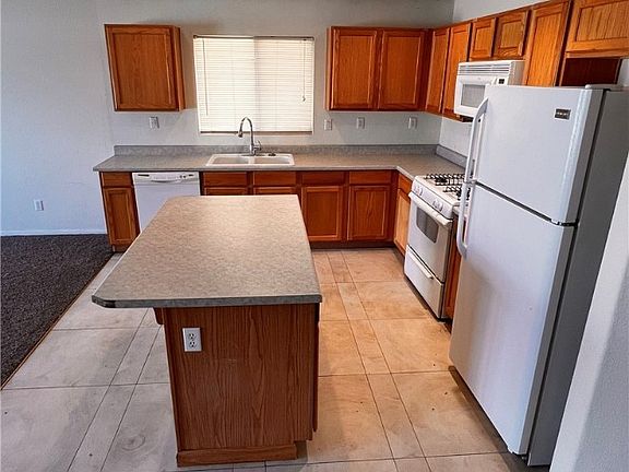 5th image of 608 Patagonia Hills Ave