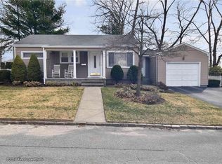 24 Fernwood Dr, Cranston, RI 02920