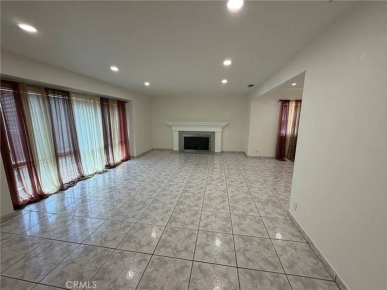 1501 N Maryland Ave — Photo 3