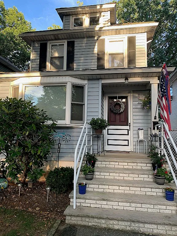 11 Hawthorne Ave photo 1