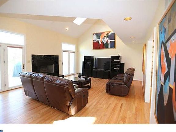 5th image of 32 Lakewood Cir