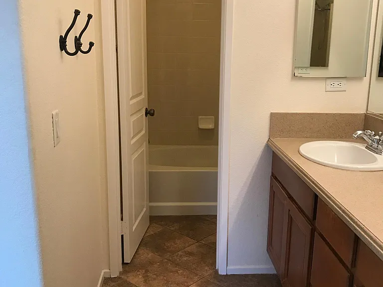 564 Almond Rd — Photo 4