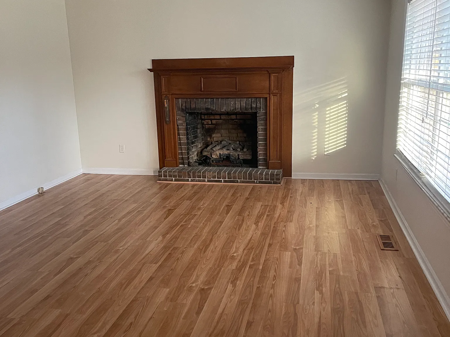 4 bed, 2.5 bath, 2300 sqft, $2,100 — Photo 4