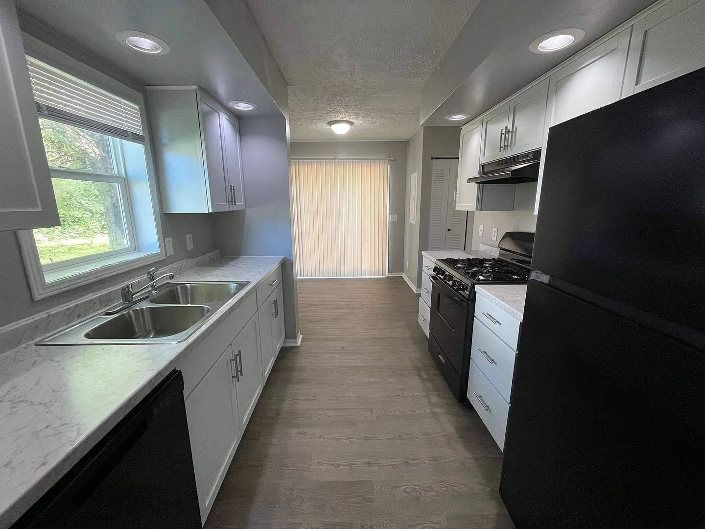 Updated 4 Bedroom 2 Bath Home with New Kitchen and Appliances, Downstairs Suite! — Photo 4