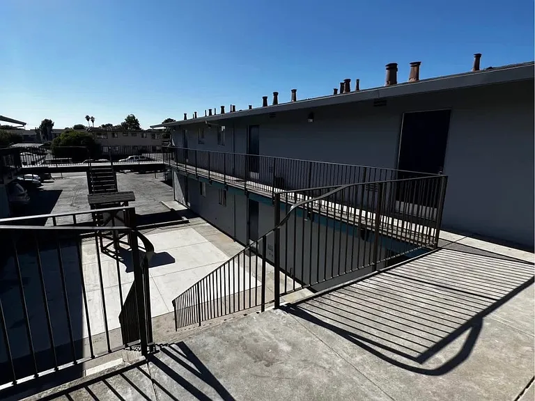 1118 Parkside St — Photo 3