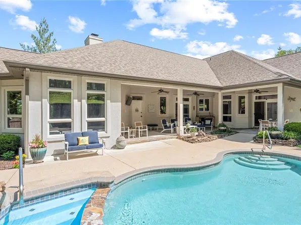 1523 Point Happy Dr, Camdenton, MO 65020