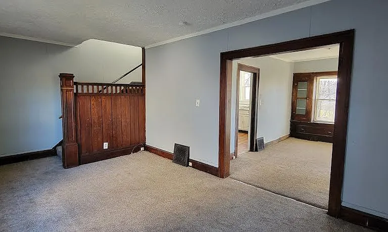 580 Baird St — Photo 3