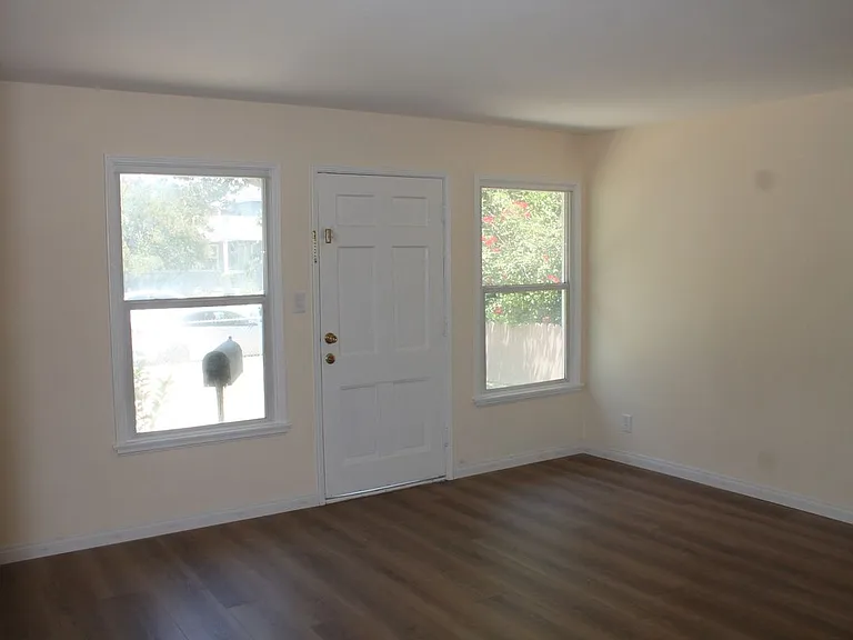 1613 W Victory Blvd #1613 — Photo 6