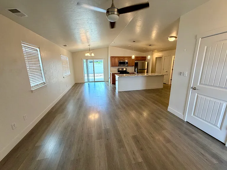 579 Redwing Ln — Photo 6