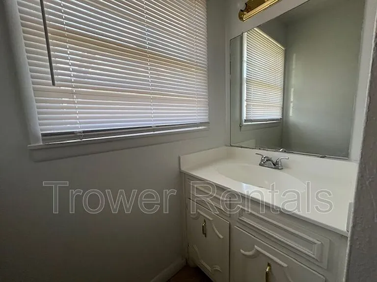2211 E 11th St — Photo 12