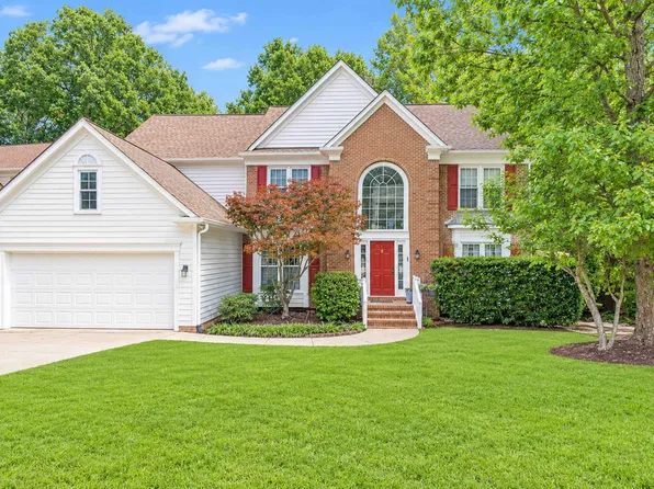 104 Strathburgh Ln, Cary, NC 27518