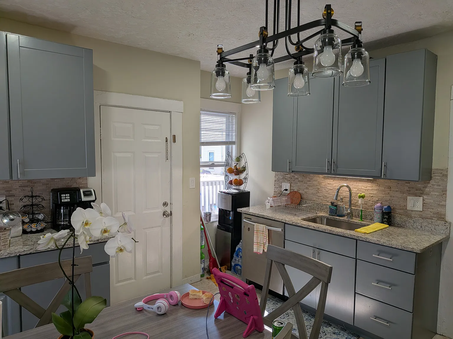 3 bed, 1.5 bath, 1300 sqft, $3,695 — Photo 3