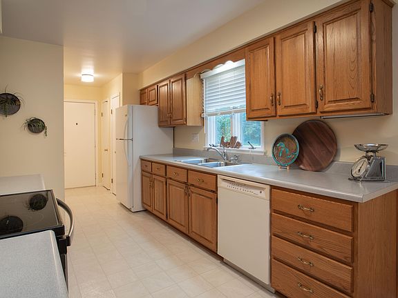 2nd image of 611 Lee St
