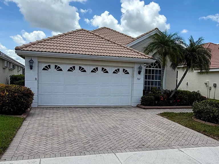 702 SW Aruba — Photo 1