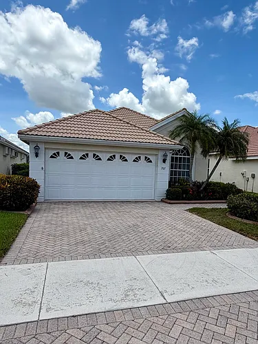 702 SW Aruba Photo 1