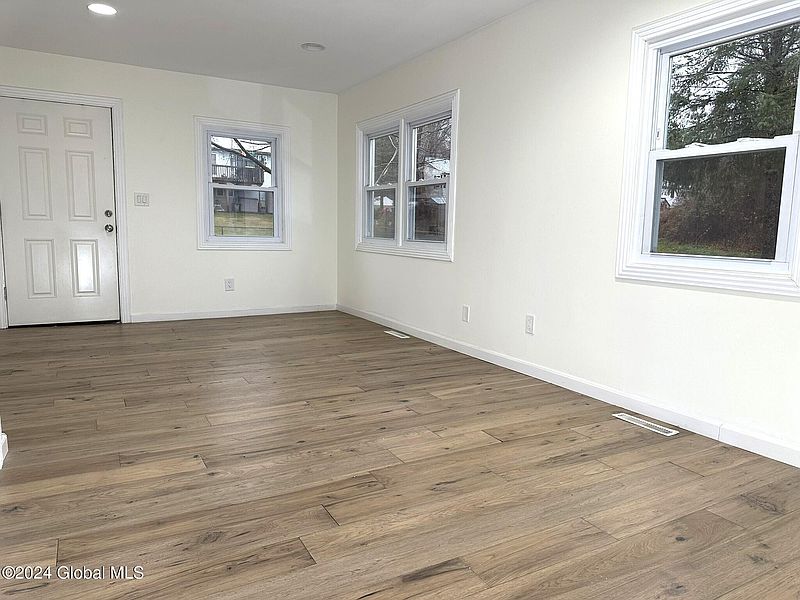 3rd image of 122 Cliffe Avenue