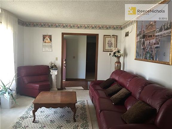 FORMAL LIVING ROOM LOOKING TOWARD ENTRY