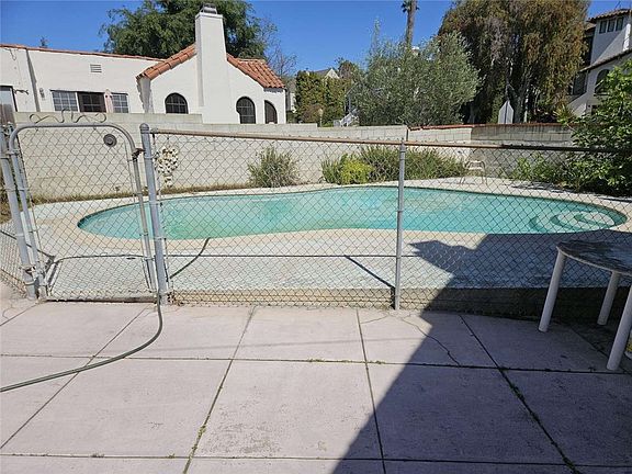 5th image of 2642 Manning Ave