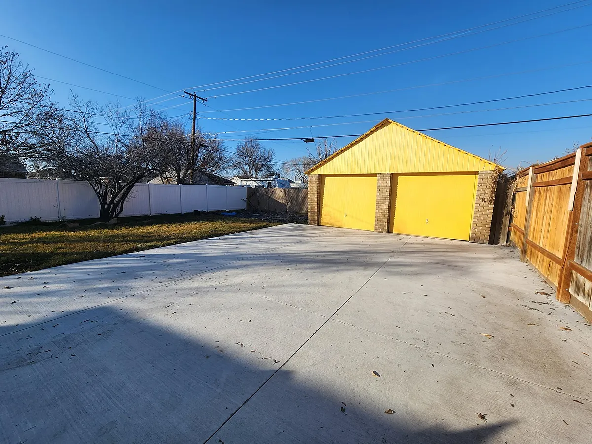 Building Photo - 211 E Maple St