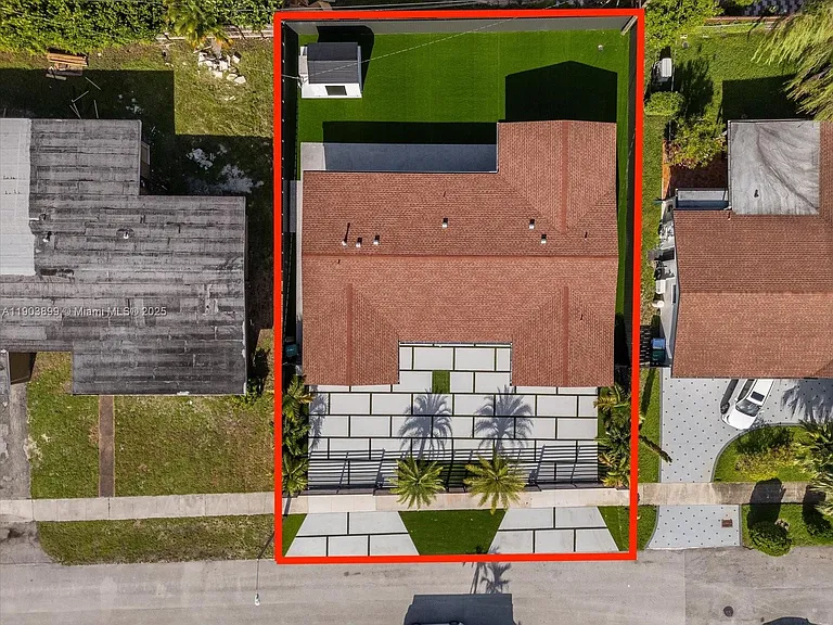 19511 NE 18th Pl — Photo 38