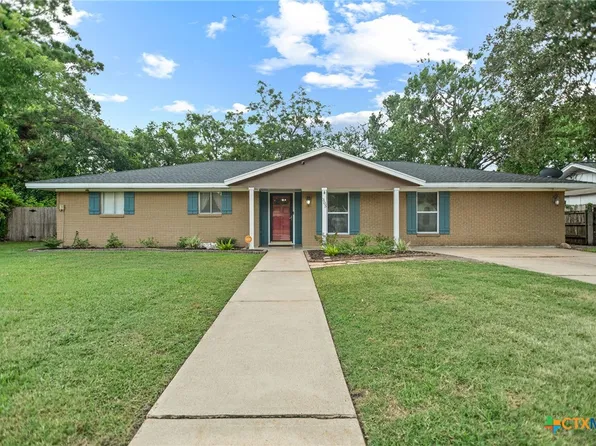 305 W Division St, Edna, TX 77957
