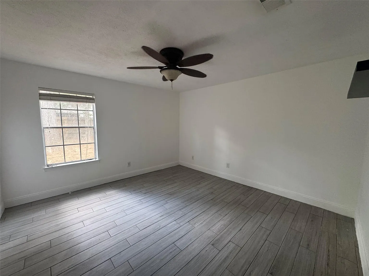3 bed, 2.0 bath, 1375 sqft, $1,725 — Photo 2