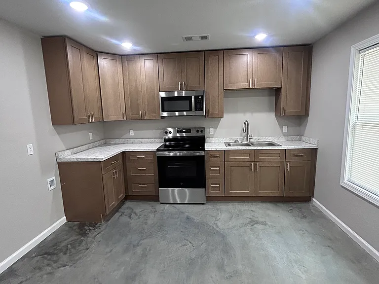 305 Dallas Ave — Photo 2