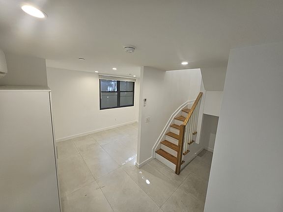 4th image of 722 Hinsdale St #1A