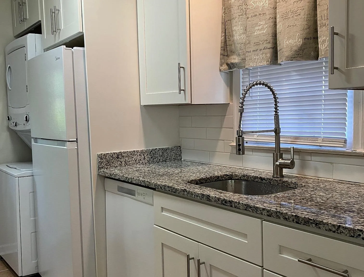 3 bed, 1.0 bath, 888 sqft, $1,395 — Photo 4