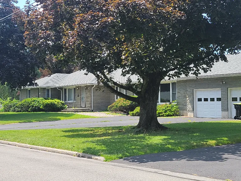 151 Huston Ave — Photo 2