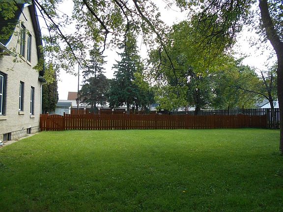 2nd image of 106 Cypress St S