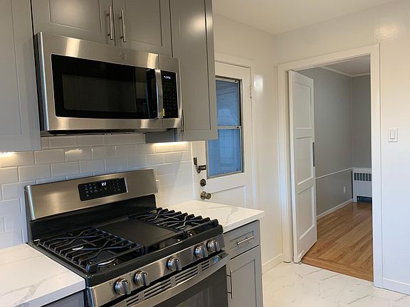 5th image of 240 E Bellevue Ave APT 1