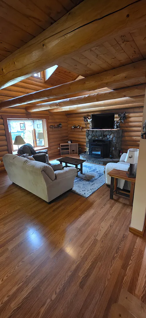 Charming 3-Bedroom Log Home with Huge Yard Fully Furnished, Internet Included! — Photo 4