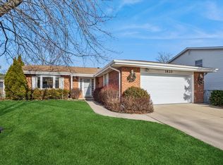 1820 W Thornwood Ln, Mount Prospect, IL 60056