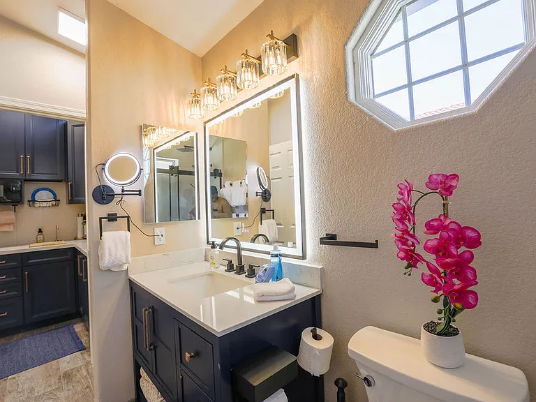 CASITA optional studio to rent
Bathroom with LED Mirror, blow dryer, shower with rain shower head, hand held shower, safety bar
Towel set for 2