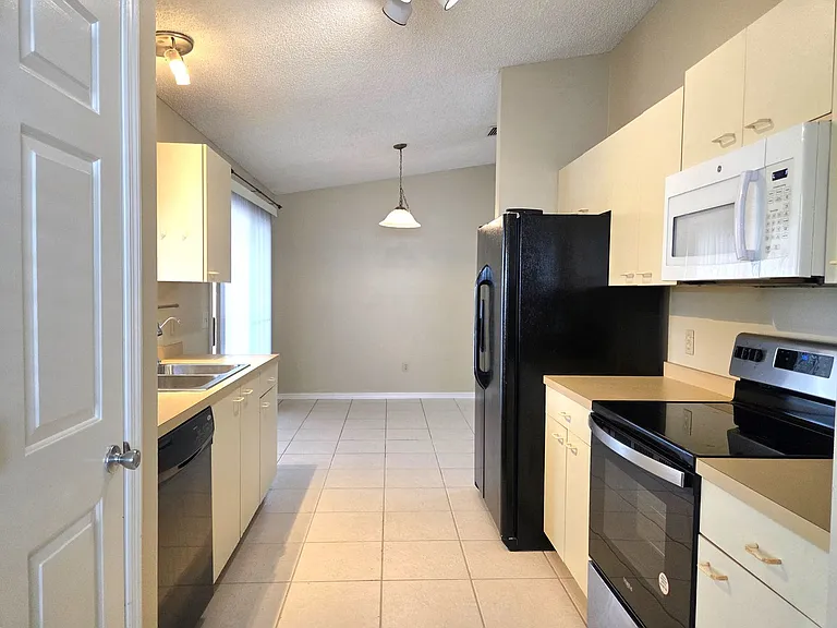 739 Heathrow Ave — Photo 9