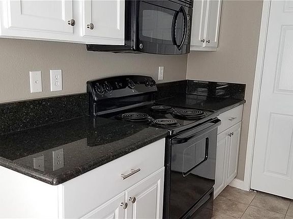 4th image of 829 Woodland Ct