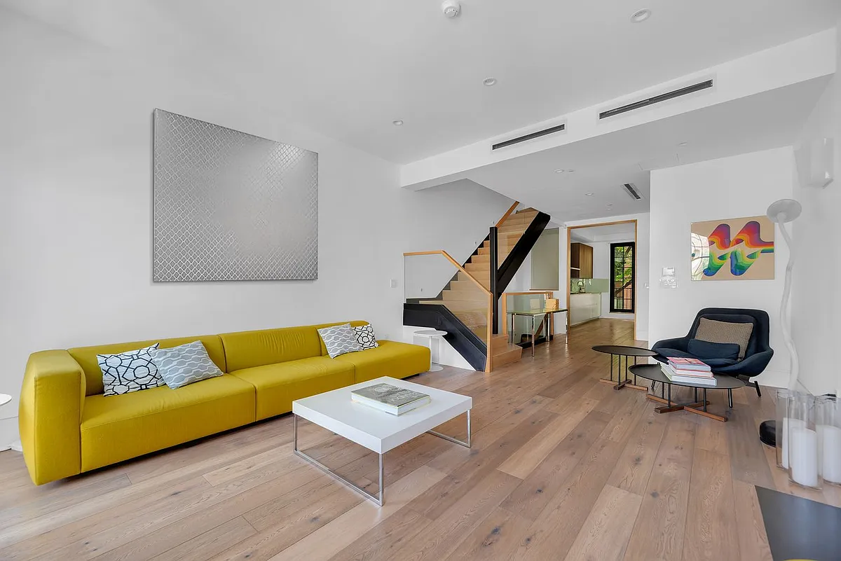 Building Photo - 440 W 20th St #2