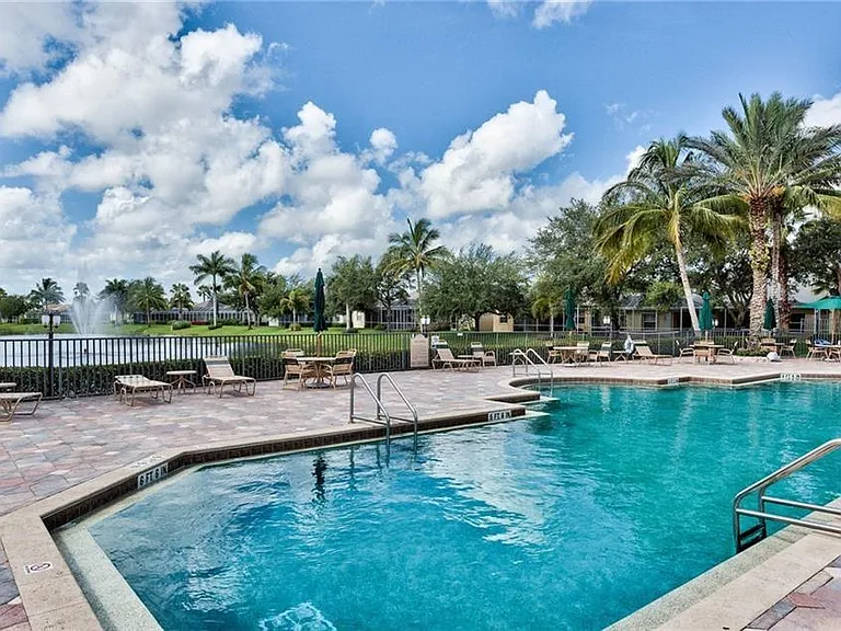 8207 Ibis Cove Cir #S — Photo 32