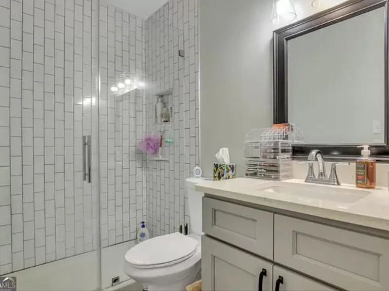 112 W Henry St #A — Photo 3