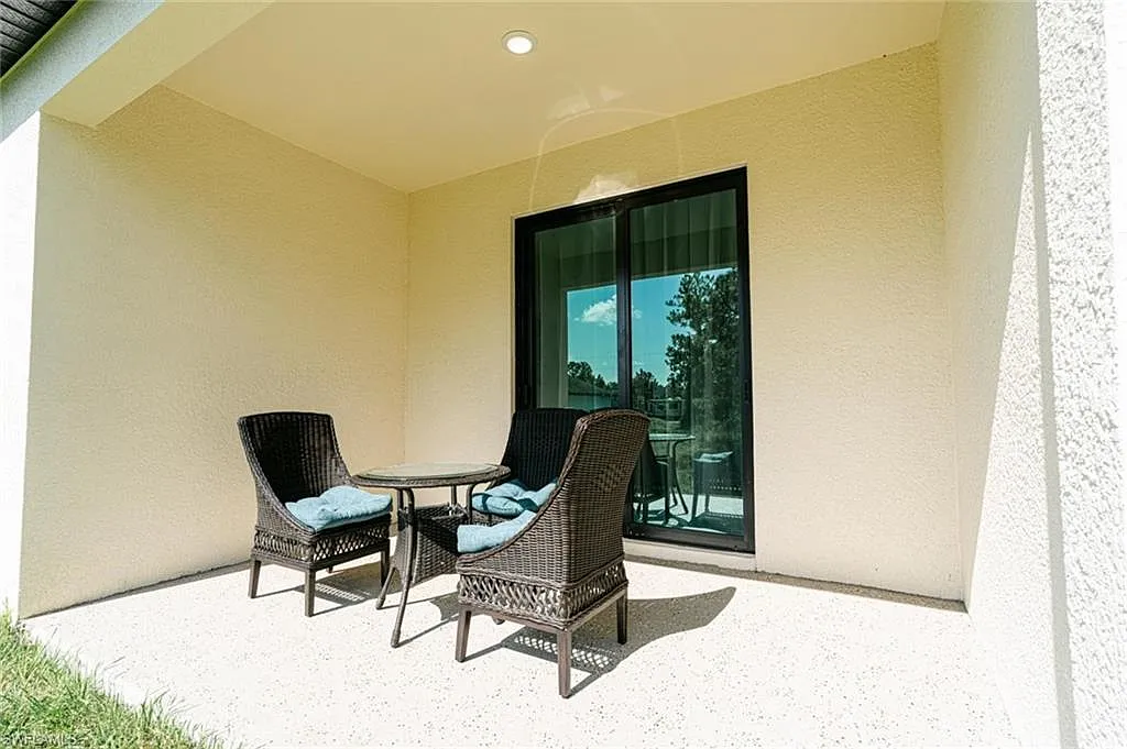 3 bed, 2.0 bath, 1222 sqft, $1,900 — Photo 4