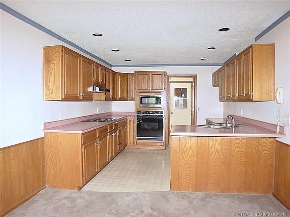 5th image of 7402 S Oak Pl