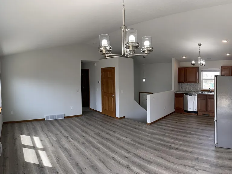 907 S 22nd Ave — Photo 5