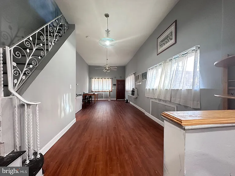 526 W Porter St — Photo 2
